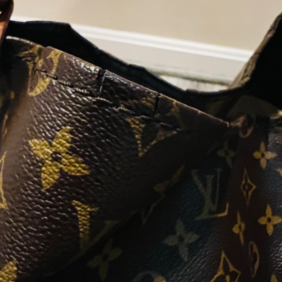 Louis Vuitton Artsy GM Monogram Detail - Picture 13 of 16